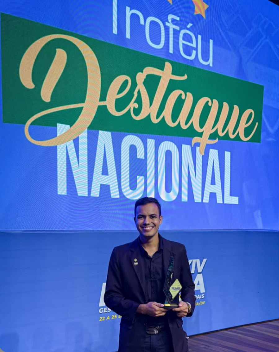 Gabriel Bezerra é Reconhecido Nacionalmente e Conquista Novo Troféu de Destaque em Evento de Vereadores em Brasília