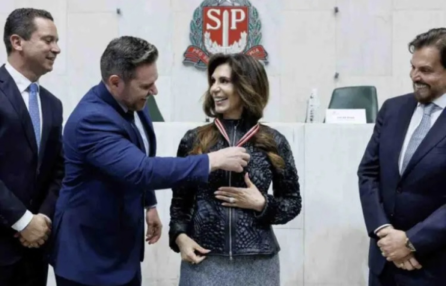 BISPA SÔNIA HERNANDES RECEBE COLAR DE HONRA AO MÉRITO LEGISLATIVO EM SÃO PAULO