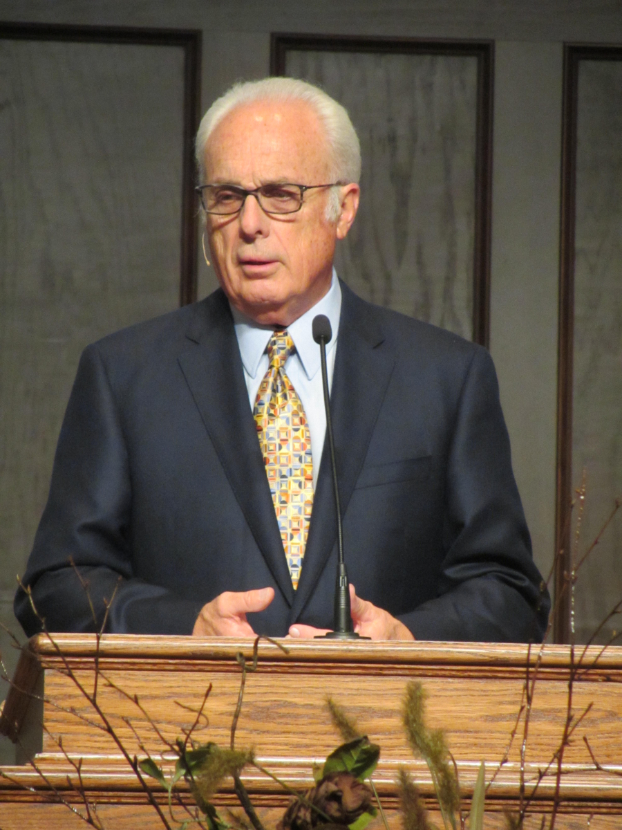 Morre John MacArthur, Influente Pastor e Teólogo Conservador, aos 86 Anos nos EUA