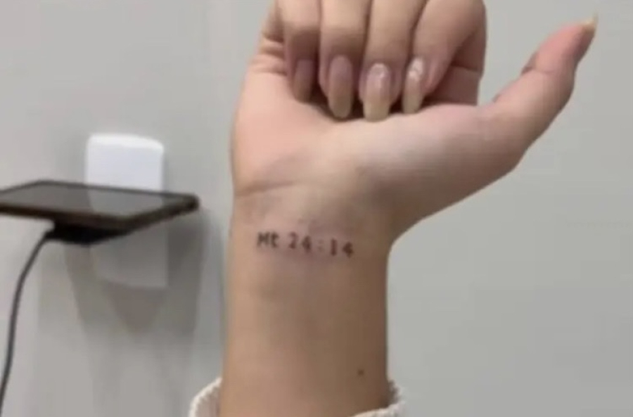Sessão de Tatuagens em Igreja Gera Polêmica e Divide Opiniões nas Redes Sociais