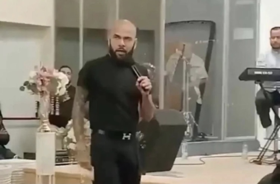 Ex-jogador, absolvido recentemente de acusação de estupro, emocionou fiéis durante testemunho em igreja pentecostal em Girona.