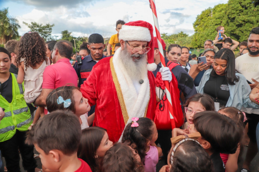 Papai Noel chega de helicóptero e abre oficialmente a Vila de Natal no Parque Cimba, em Araguaína