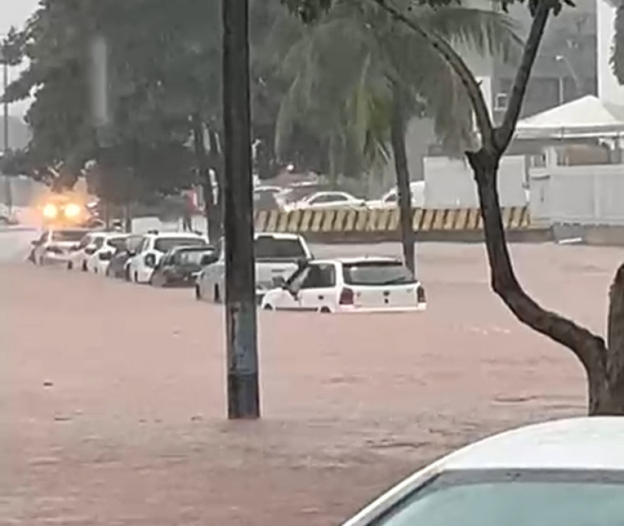 Forte chuva provoca alagamentos, deixa carros submersos e causa prejuízos no centro de Araguaína