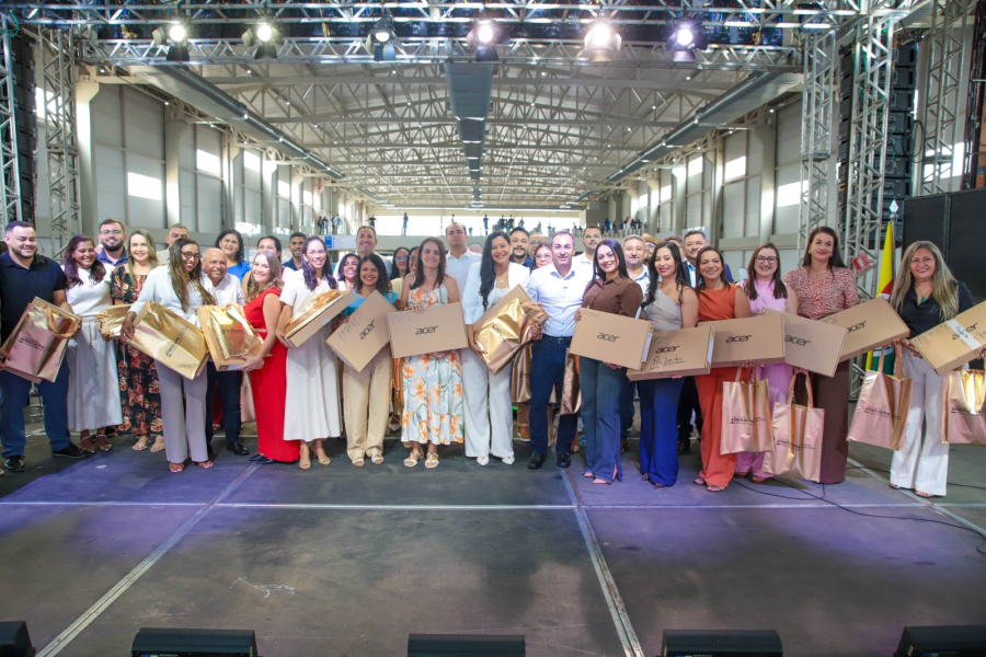 Prefeitura de Araguaína entrega 1.500 computadores para rede municipal de ensino durante evento no Centro de Convenções