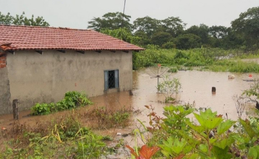 ENCHENTE ATINGE CASAS E DEIXA MORADORES EM ALERTA EM BABAÇULÂNDIA