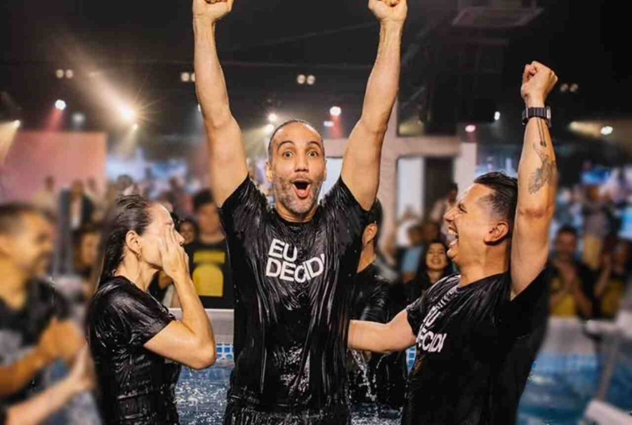 Narrador Jorge Iggor é batizado em igreja de SP após enfrentar câncer e fortalecer a fé