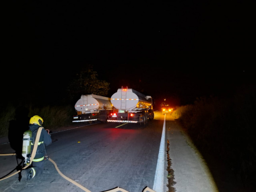  Caminhão com combustível tomba e interdita BR-153 por horas em Araguaína