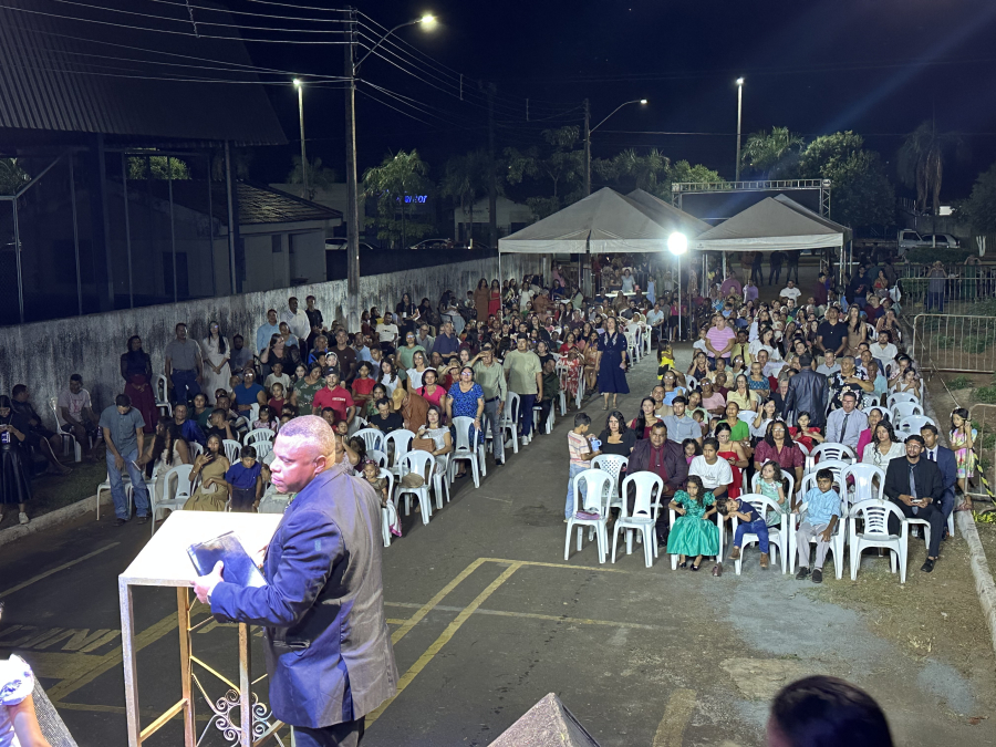 DIA DO EVANGÉLICO REÚNE FIÉIS E LEVA LOUVOR E ADORAÇÃO A CARMOLÂNDIA