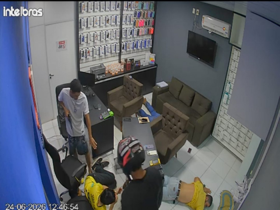 Dupla armada invade loja de celulares no Centro de Araguaína e rouba iPhones, joias e pertences de clientes