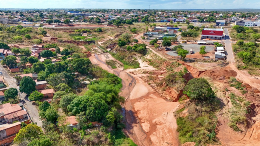 OBRA PARALISADA E EROSÃO AVANÇA: MORADORES COBRAM RETOMADA DA AVENIDA SENADOR JOÃO RIBEIRO, EM ARAGUAÍNA