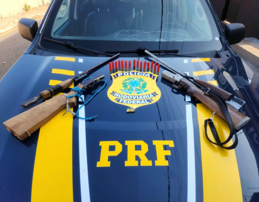 PRF apreende duas carabinas e 22 munições após motorista negar armas em veículo em Wanderlândia