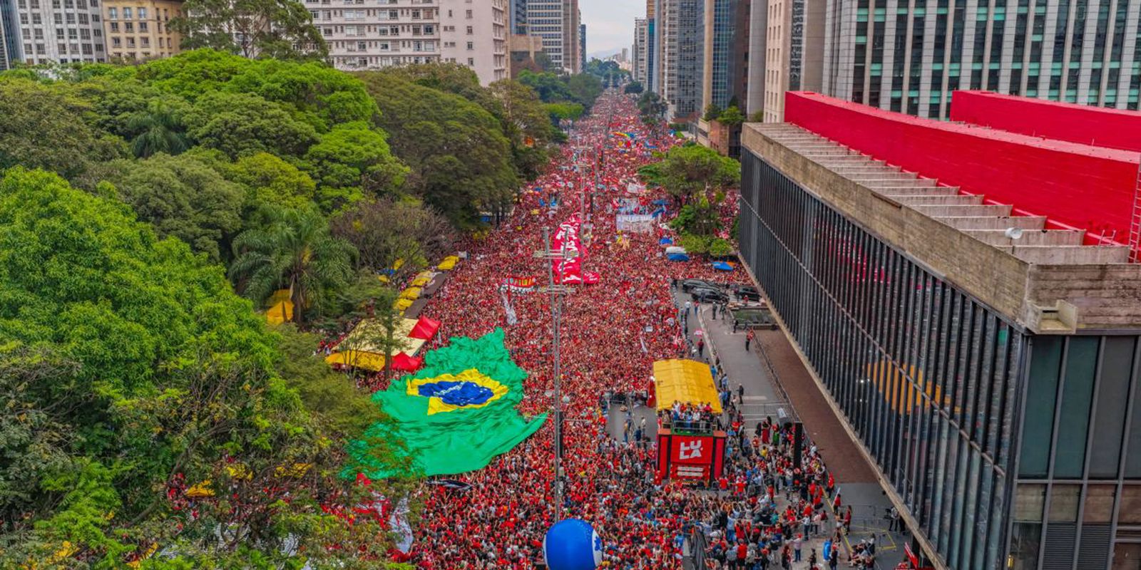 Campanha de Lula aciona TSE após post falso sobre comício na Paulista