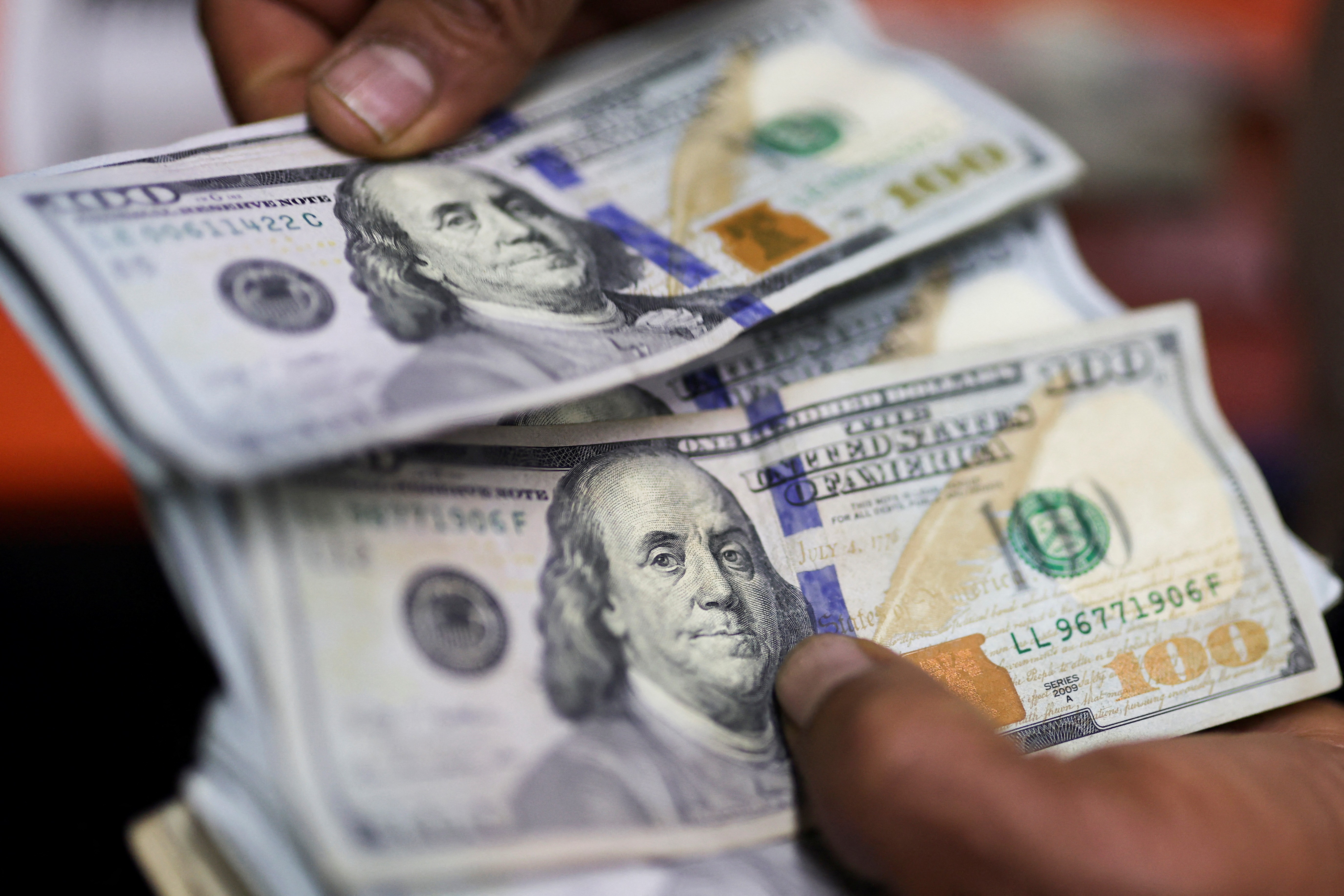 Dólar abre em alta, com balanços corporativos e pesquisas eleitorais no foco