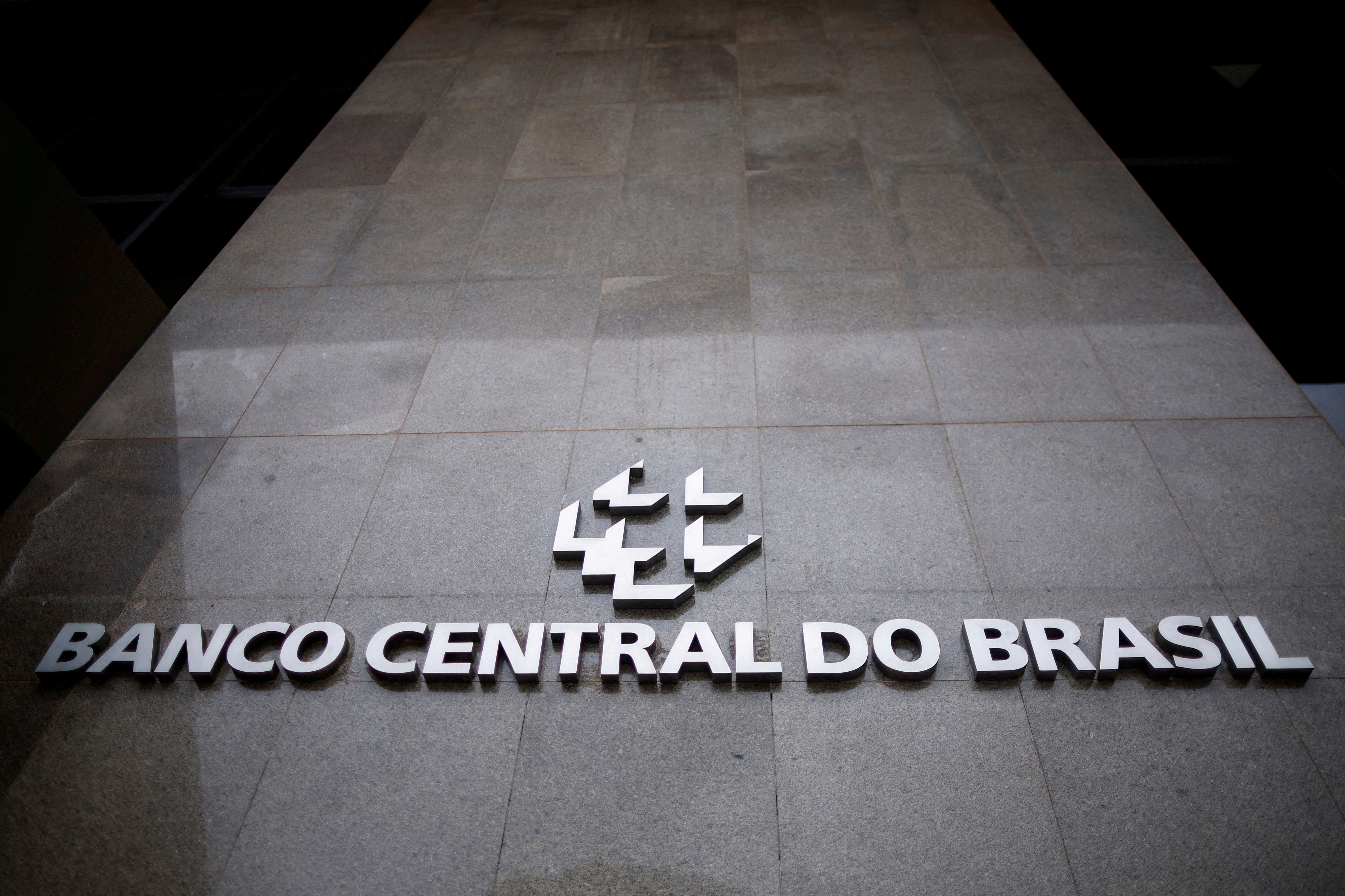 BC estuda limitar crédito de acordo com a renda, diz agência