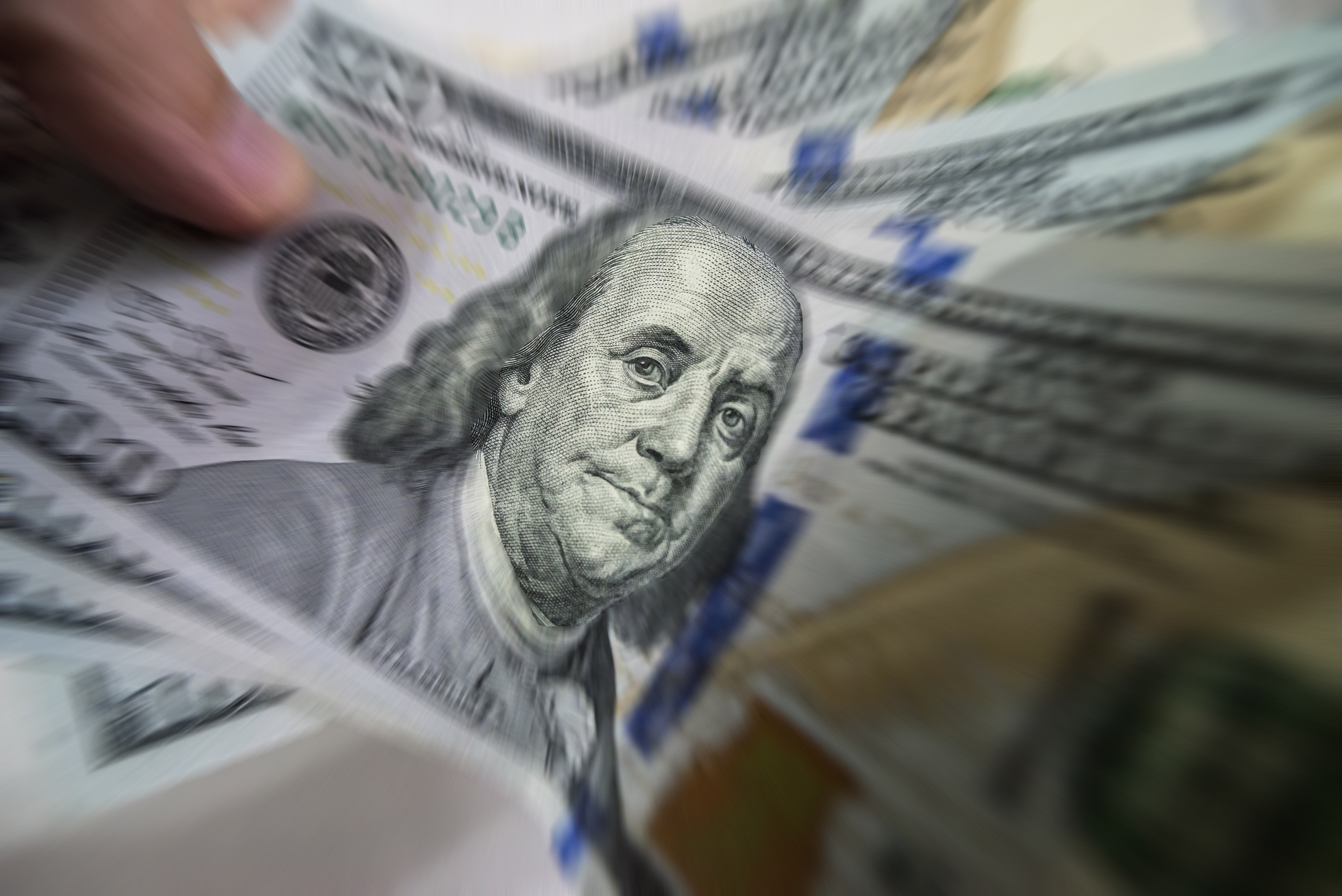 Dólar abre em queda, com eleições ainda no radar e à espera do Fed