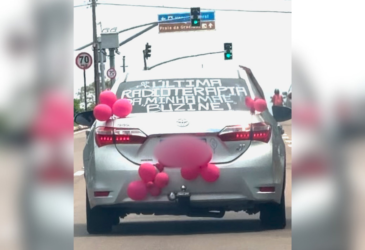 'Buzine pela minha mãe': pedido de filha chama atenção no trânsito de Palmas no último dia de radioterapia; VÍDEO